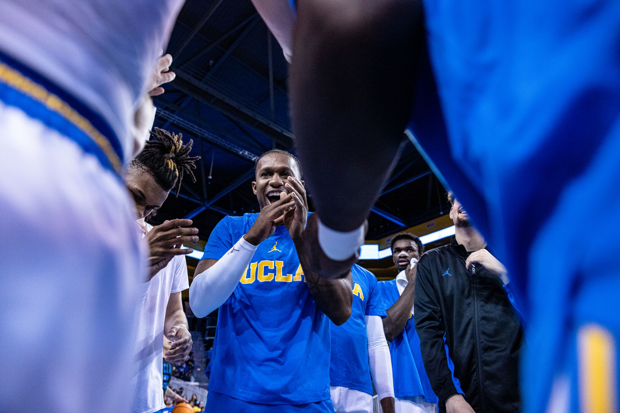 David Singleton, Bruins için heyecan dolu sohbeti bir oyun öncesi ritüel haline getirdi.