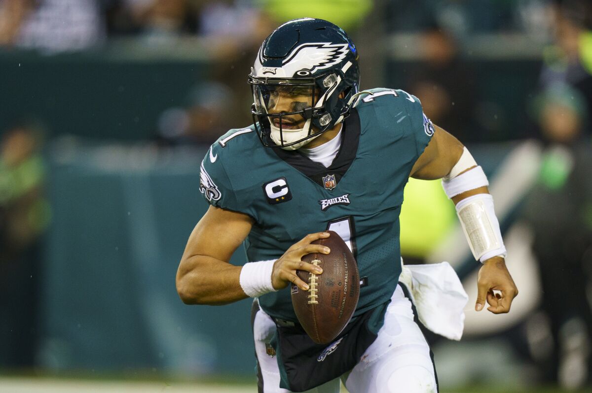 Le quart-arrière des Eagles Jalen Hurts se déroule lors de la victoire de Philadelphie lors du match de championnat NFC le 29 janvier 2023.