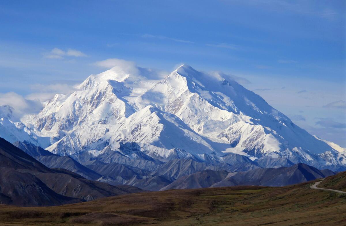 Esta imagen del 19 de agosto de 2011 muestra el Monte McKinley ubicado en el Parque Nacional Denali en Alaska. El domingo 31 de agosto de 2015, un día antes de su visita a Alaska, el presidente Barack Obama informó que cambiará el nombre de la montaña más alta de Norteamérica de Monte McKinley a Denali. (Foto AP/Becky Bohrer, Archivo)