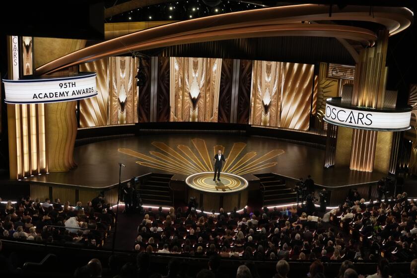 ARCHIVO - El anfitrión Jimmy Kimmel habla en los Oscar el 12, de marzo de 2023, en el Teatro Dolby en Los Ángeles. Kimmel será maestro de ceremonias de los Oscar por cuarta ocasión en 2024. (Foto AP/Chris Pizzello, archivo)