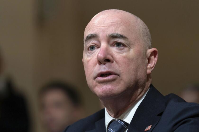 El secretario de Seguridad Nacional, Alejandro Mayorkas, da su testimonio ante la Comisión de Seguridad Nacional de la Cámara de Representantes durante una audiencia el martes 16 de abril de 2024, en el Capitolio, en Washington. (AP Foto/José Luis Magaa)