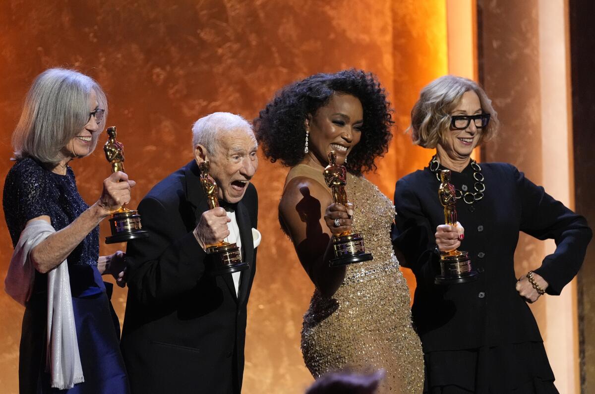 Carol Littleton, de izquerda a derecha, Mel Brooks, Angela Bassett, y Michelle Satter 