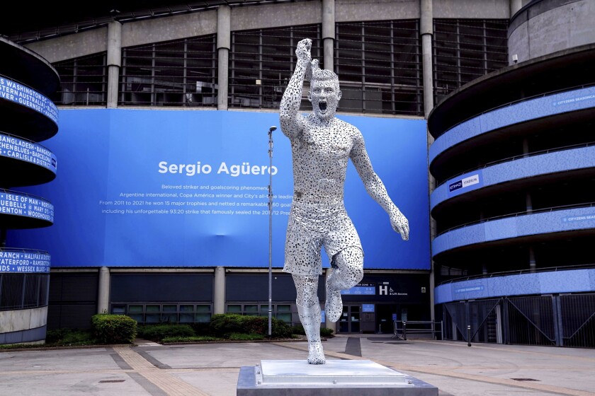 Man City devela estatua de Agüero, su máximo goleador - Los Angeles Times