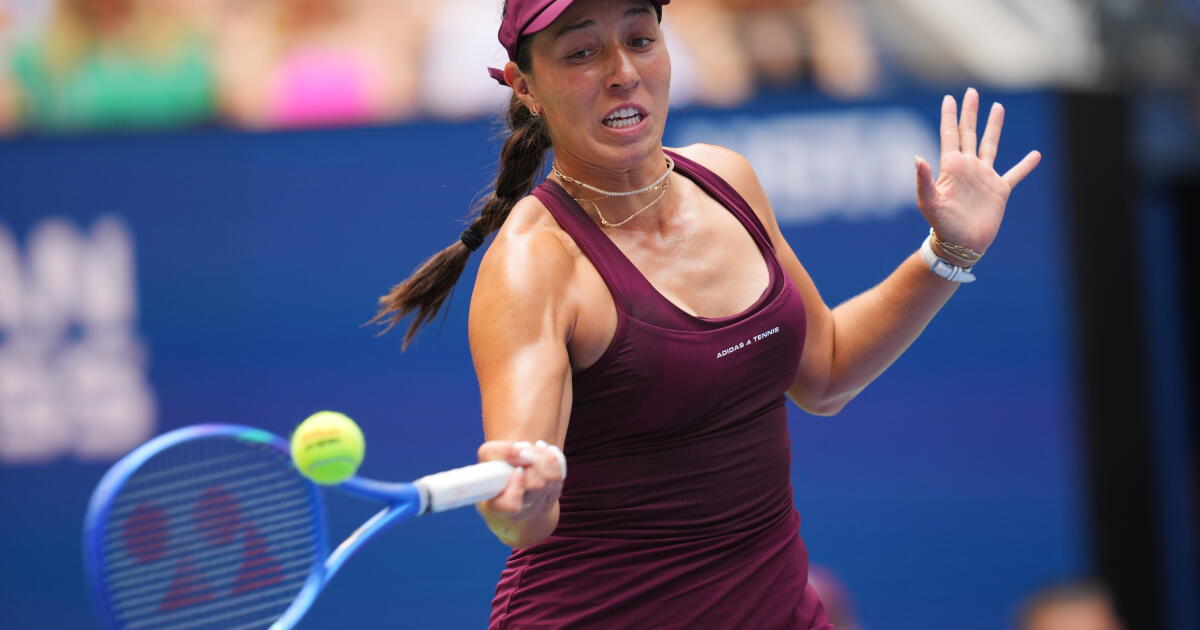 Photo: latimes.com Jessica Pegula devuelve ante Elena-Gabriela Ruse durante la primera ronda del US Open, el domingo 30 de agosto de 2026, en