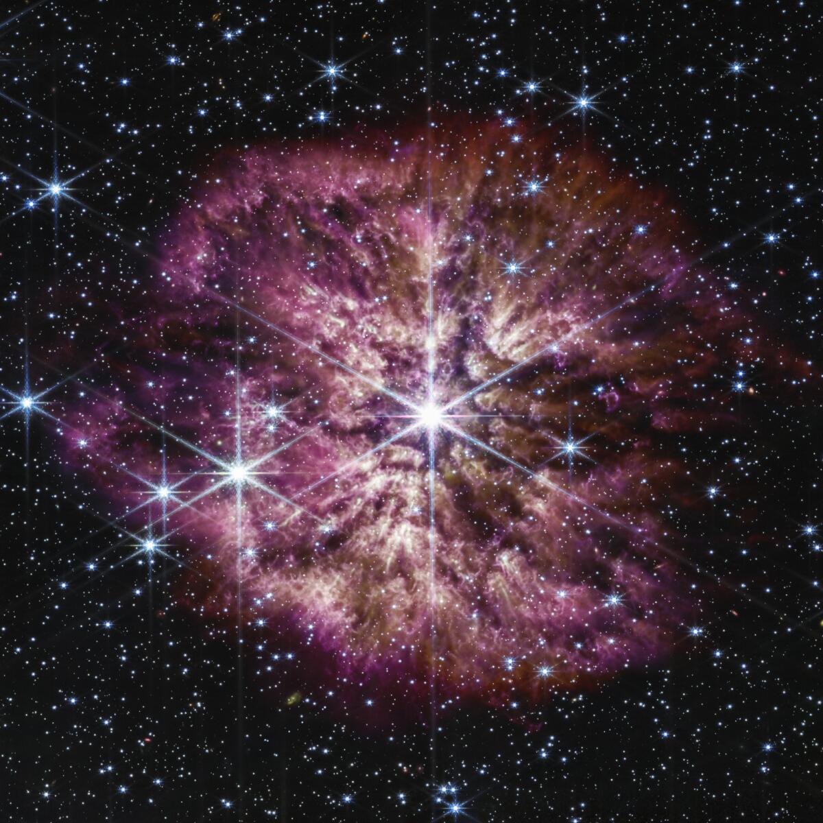 En esta imagen difundida por la NASA se ve a la estrella Wolf-Rayet 124, al centro, 