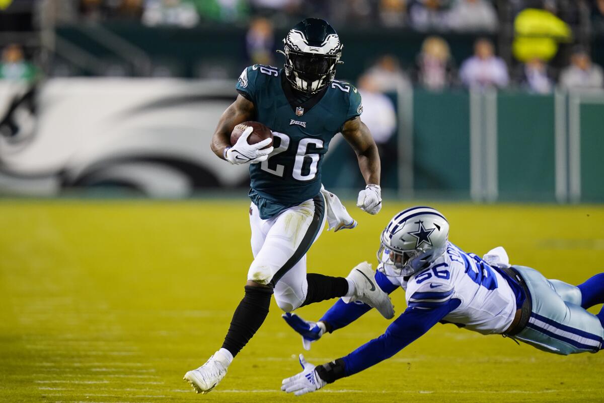 Eagles Stay Unbeaten With 26-17 Victory Over Cowboys