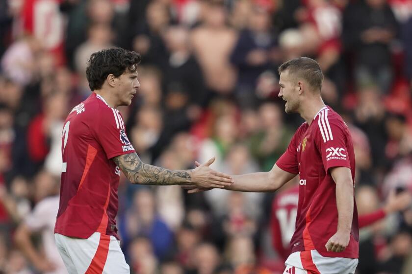 Victor Lindelof celebra con su compañero del Manchester United Matthijs de Ligt al final del encuentro ante el Brentford en la Liga Premier el sábado 19 de octubre del 2024. (AP Foto/Dave Thompson)