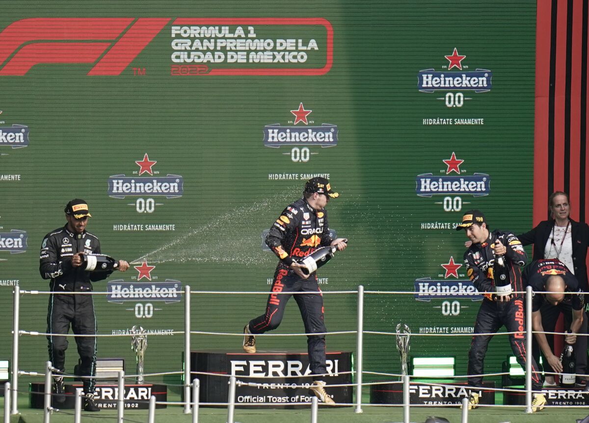 El británico Lewis Hamilton, izquierda, de Mercedes; el holandés Max Verstappen, centro, de Red Bull; 
