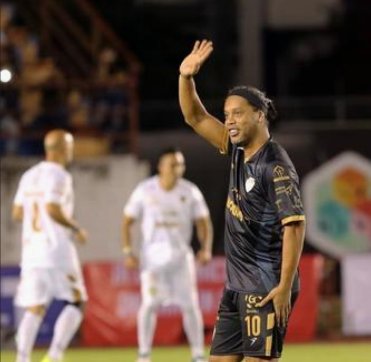 El exfutbolista brasileño Ronaldinho va por un balón durante partido amistoso este 11 de diciembre de 2019 en el estadio olímpico Andrés Quintan Roo, en la ciudad mexicana de Cancún (México). EFE/Alonso Cupul