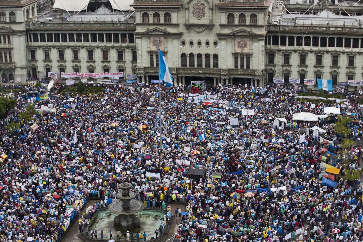 Manifestantes se reúnen en el exterior del Palacio Nacional para exigir la dimisión del presidente de Guatemala, Otto Perez Molina en la ciudad de Guatemala. (Foto AP/Moises Castillo)