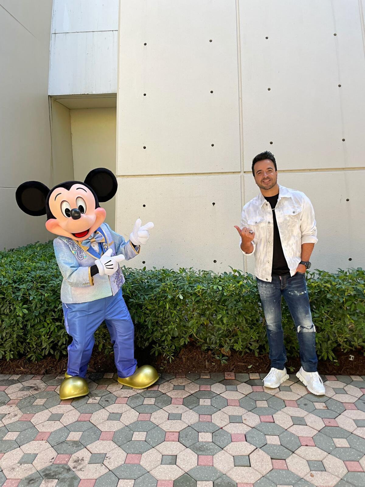 Luis Fonsi junto a Micky Mouse en Disney World, Orlando.