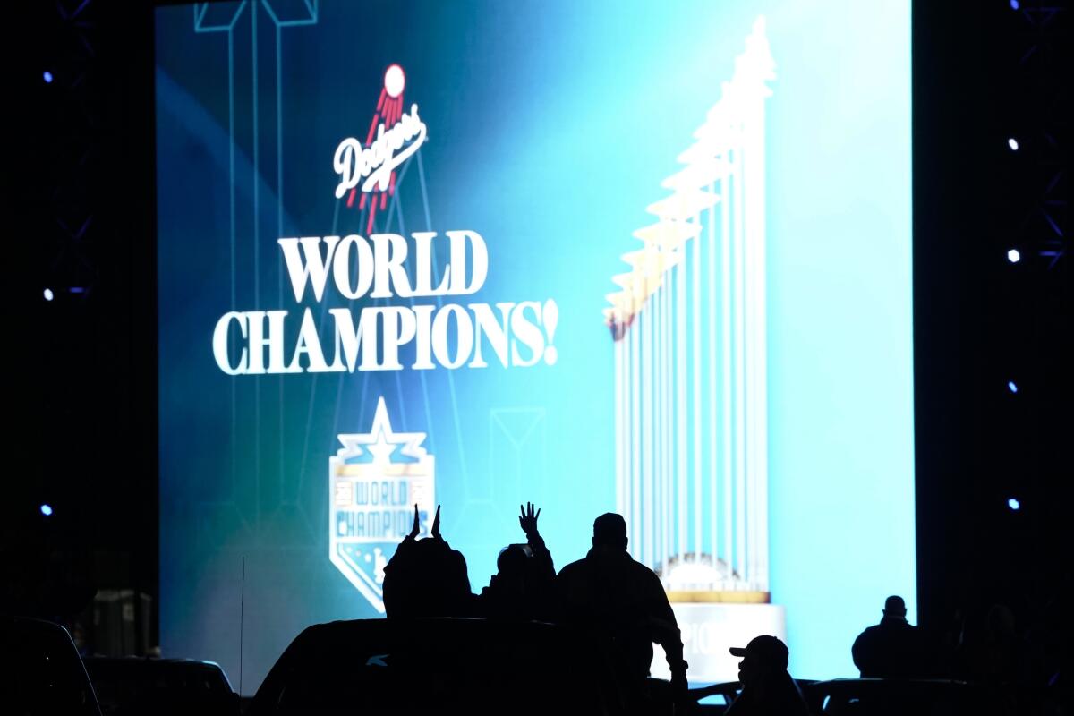 Los fanáticos celebran afuera del Dodger Stadium  