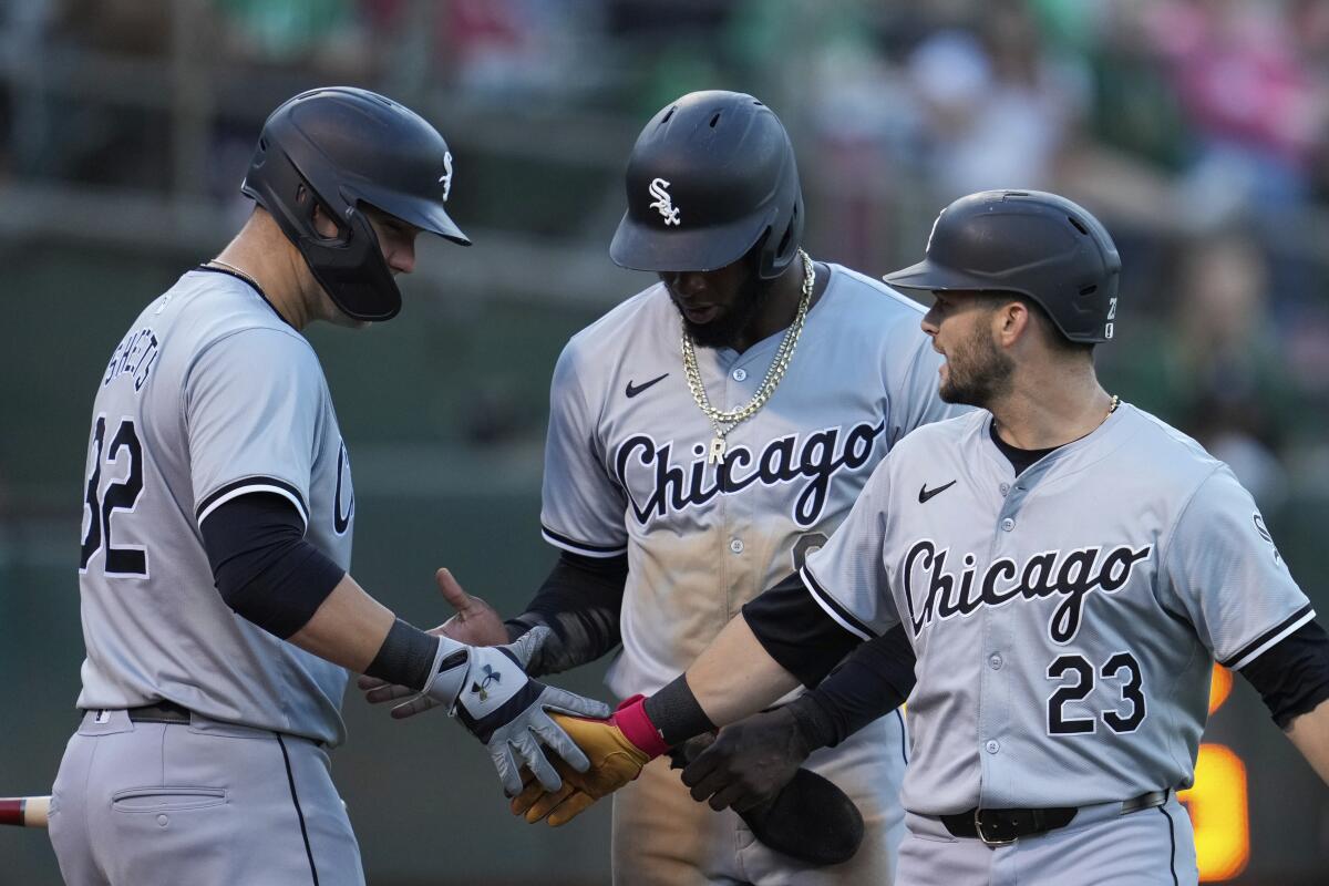 Andrew Benintendi celebra con su compañero de los Medias Blancas 