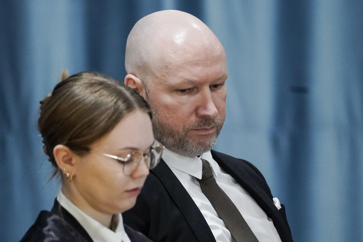 Anders Behring Breivik, autor de una matanza en Noruega, con su abogada Marte Lindholm 