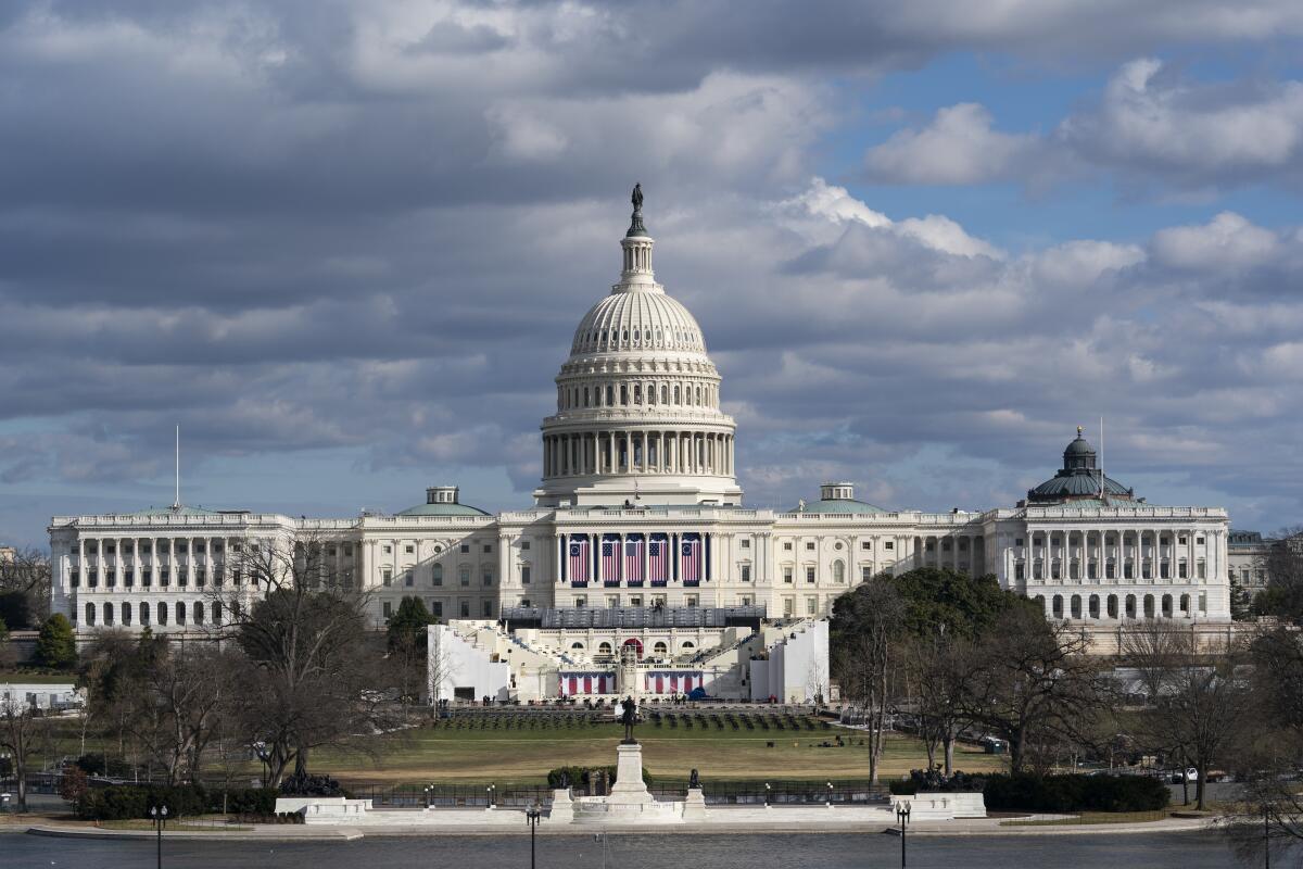 Esta fotografía muestra el Capitolio en Washington, el lunes 18 de enero de 2021.