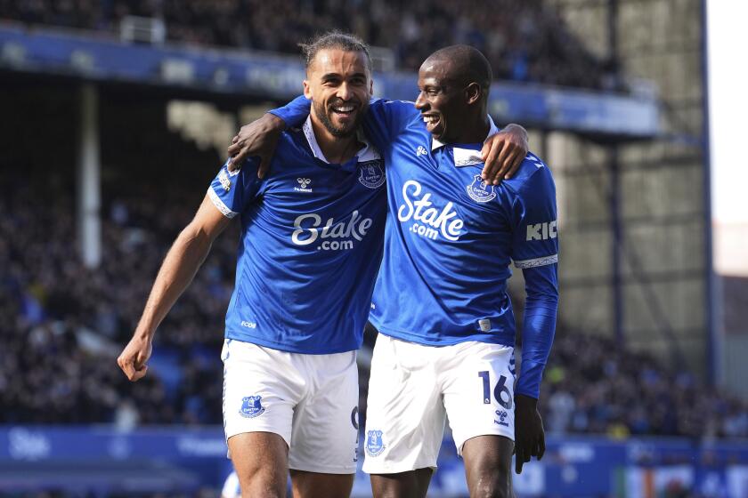 Dominic Calvert-Lewin (izquierda) celebra junto Abdoulaye Doucoure tras marcar el primer gol de Everton ante Burnley en la Liga Premier, el 6 de abril de 2024. (Martin Rickett/PA vía AP)