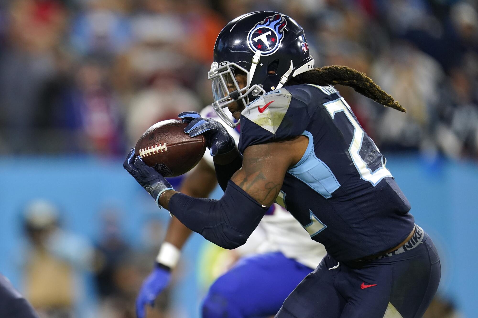 Tennessee Titans running back Derrick Henry catches the ball on a toss.