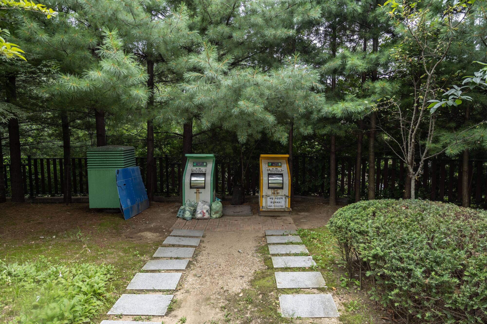 The food collecting machine called "CleanNet" stands next to a regular waste collecting machine.