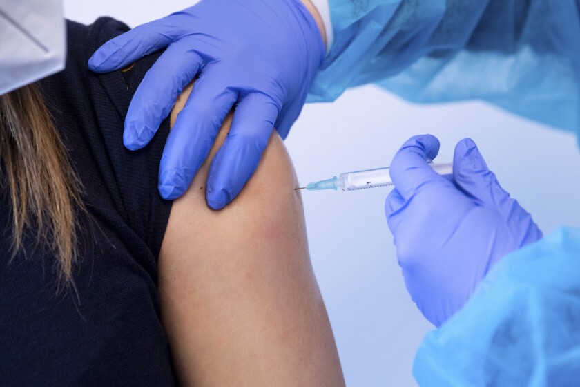 Una persona recibe la vacuna contra el coronavirus en Munich, Alemania, el 2 de marzo de 2021. (Sven Hoppe/dpa via AP, File)