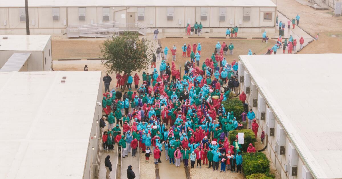 Jovens imigrantes enfrentam condições no Texas, dizem defensores