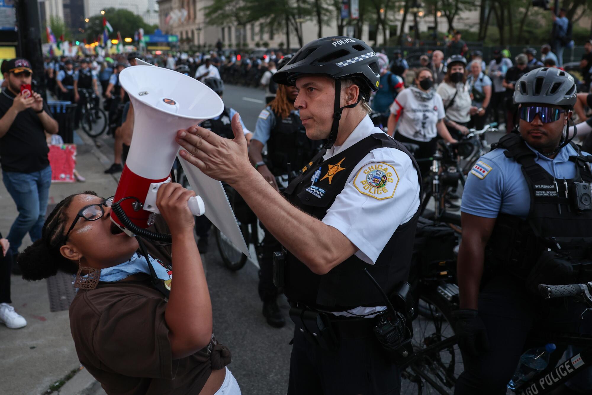 El agente de policía apartó de él el megáfono del manifestante.