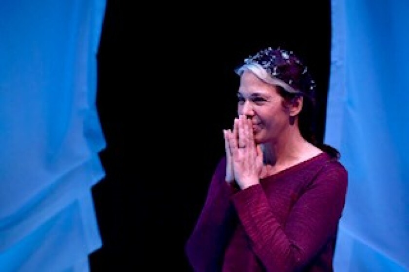 Melinda López en su obra de teatro en solitario "dinero," que ahora toca en el Old Globe.