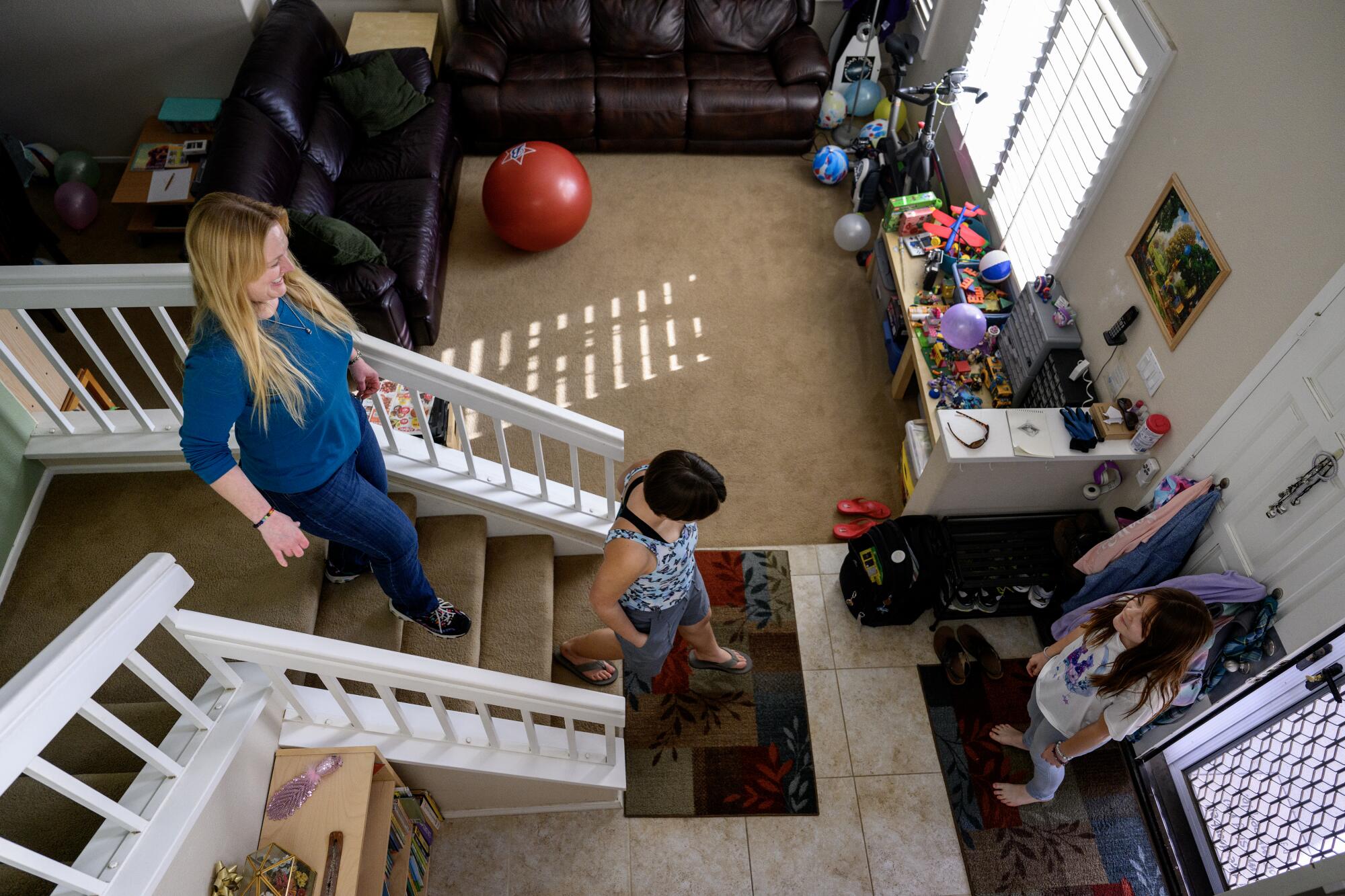 Rachel Wineman with children in Murrieta.