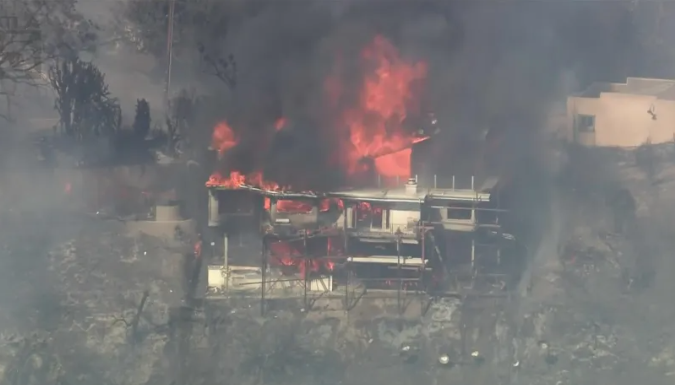 Brush fire triggers evacuation warnings in La Habra Heights as flames threaten structures
