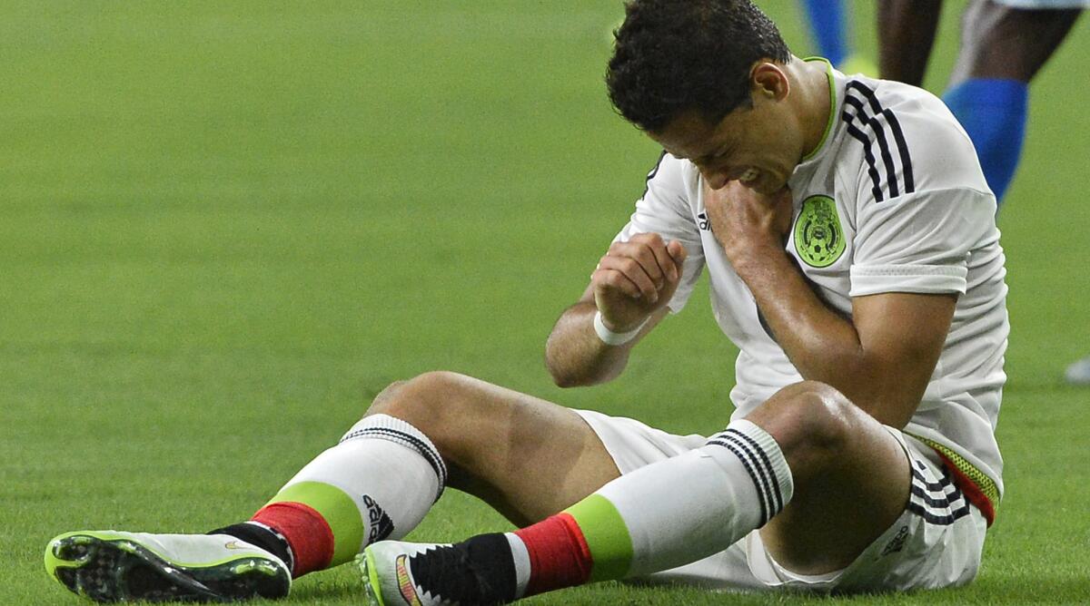 'Chicharito' Hernández se fracturó la clavícula derecha luego de una colisión con Brayan Beckeles, en un juego amistoso México vs Honduras.