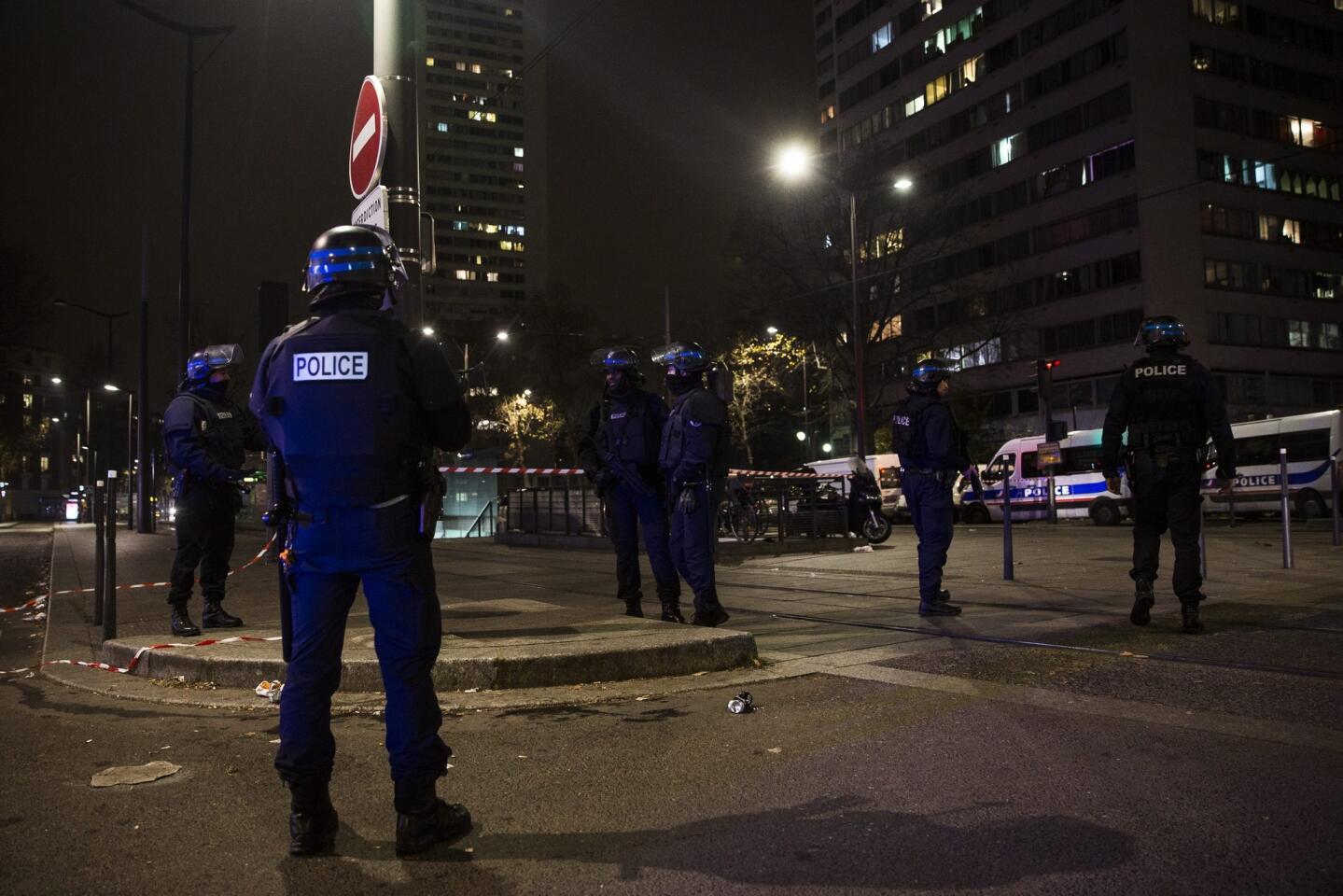 Los siete rehenes que había tomado un hombre armado en una agencia de viajes el viernes en París, salieron sanos y salvos, luego de que el asaltante se fugó antes de la intervención policial, indicaron fuentes de la policía francesa.