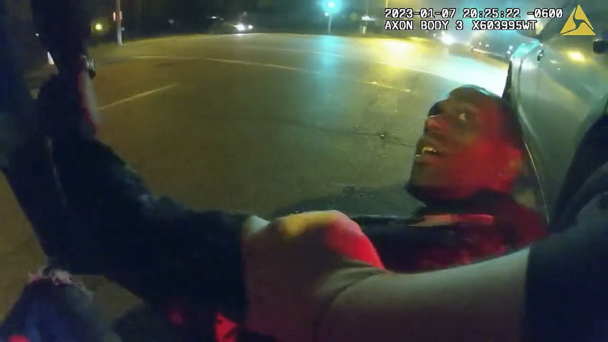 Videodan bir görüntü, Tire Nichols'u beş Memphis polis memuru tarafından dövülürken gösteriyor.