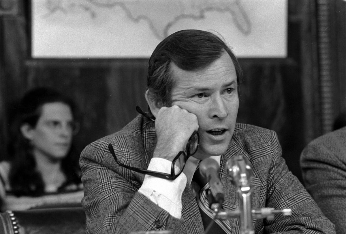 El senador Howard Baker fotografiado durante las audiencias de Watergate en Washington