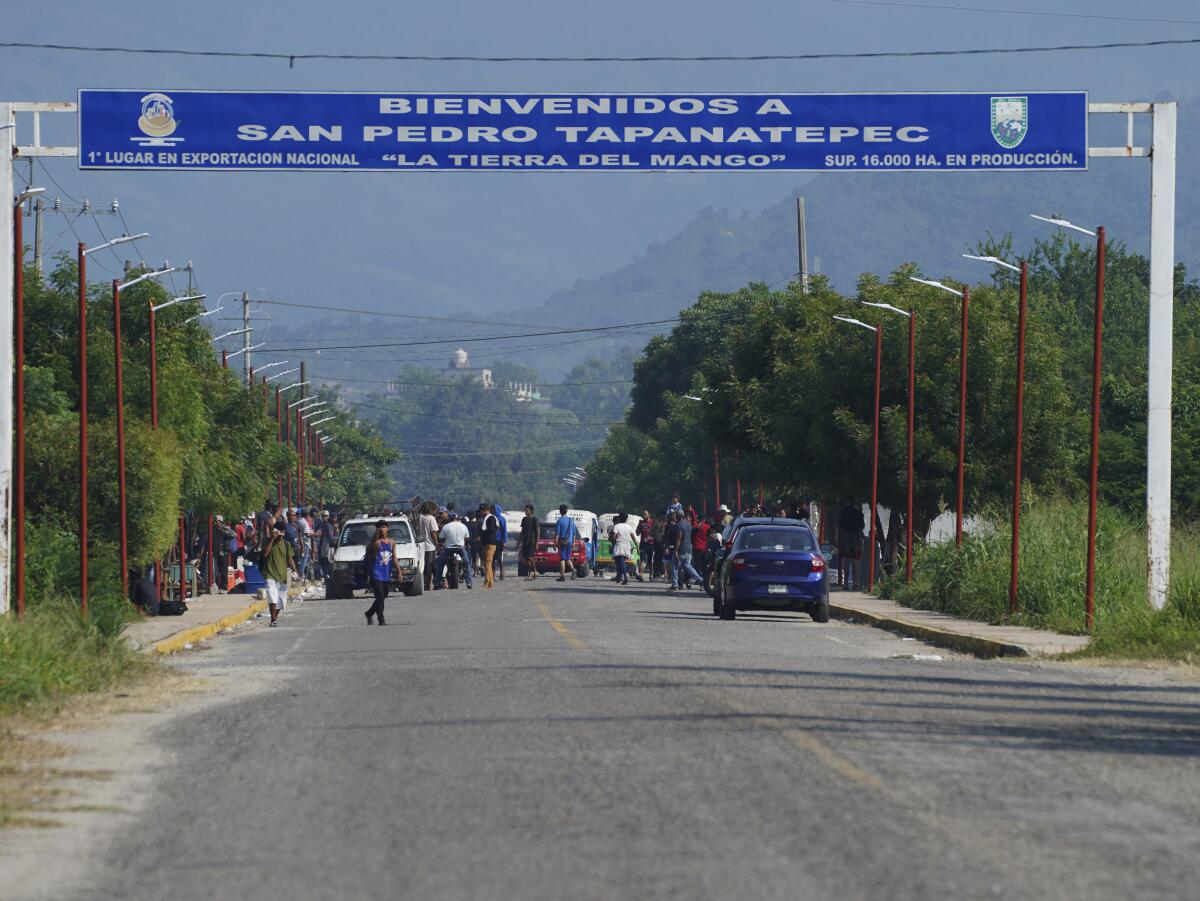 Migrantes, en su mayoría de Venezuela, llegan a un campamento donde las autoridades mexicanas