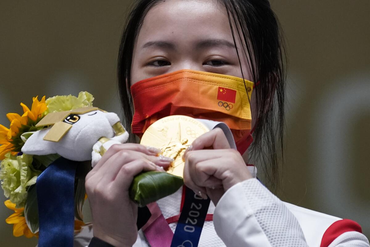 La china Yang Qian reacciona tras ganar la medalla de oro 