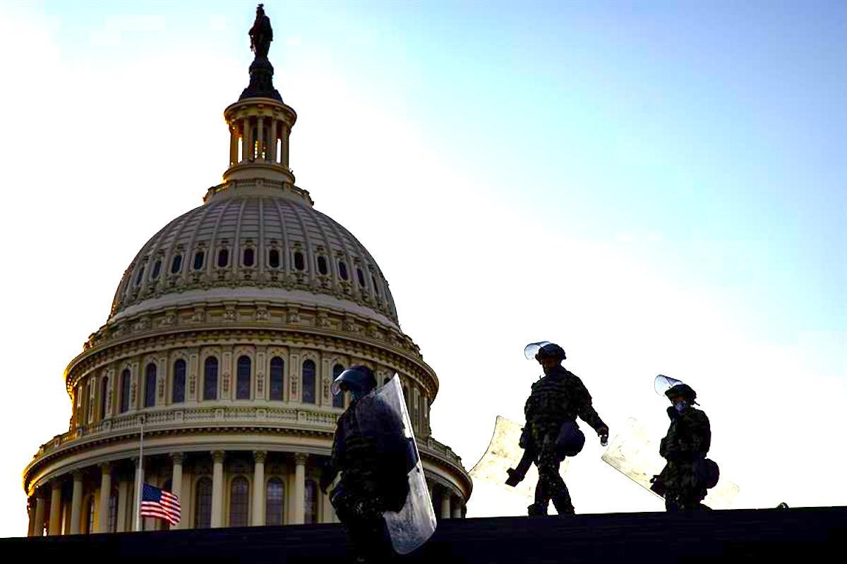 Soldados toman posiciones como parte del fuerte dispositivo de seguridad en Washington.
