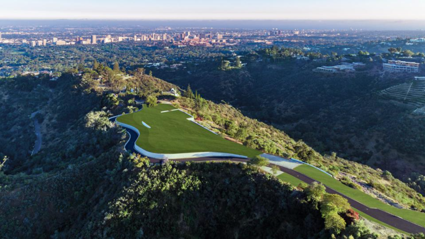 Enchanted Hill, un valioso sitio de desarrollo propiedad del difunto cofundador de Microsoft, Paul Allen, se extiende sobre 120 acres en Beverly Crest.