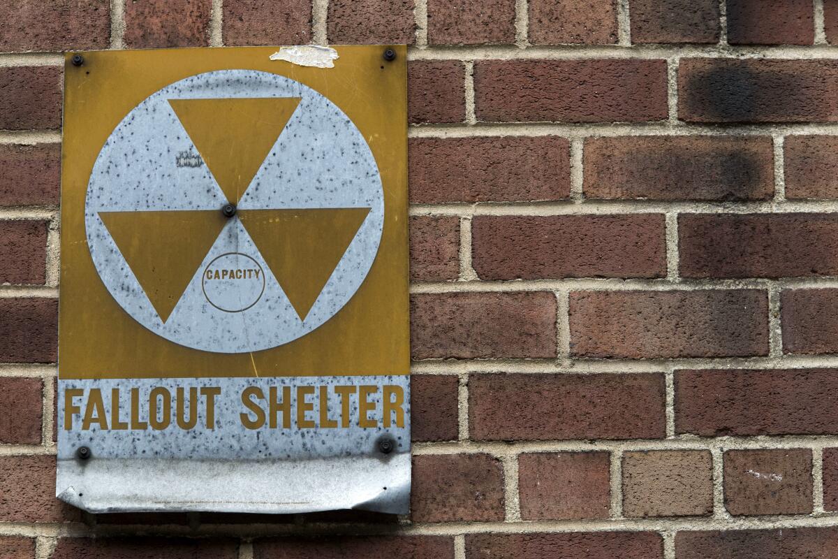 ARCHIVO - Un cartel de refugio nuclear se ve en un edificio de la Calle 9 Este en Nueva York