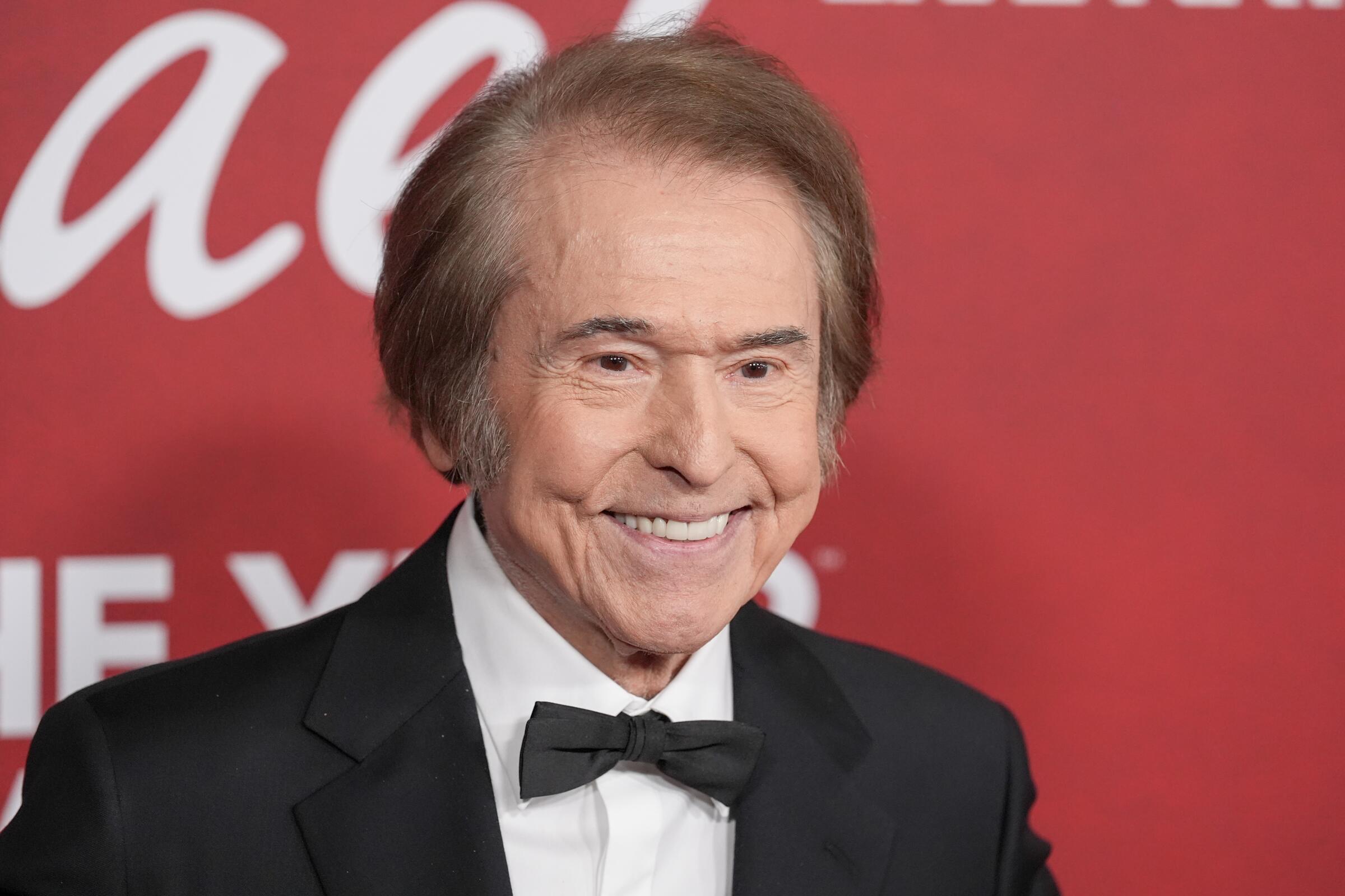 Raphael llega a la 26ª ceremonia de la Persona del Año de los Latin Grammy 