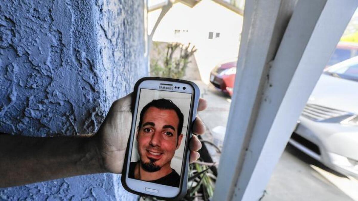 María Gómez sostiene su teléfono que muestra una foto de Amier Issa, quien era su vecino de al lado y se dice que fue asesinado por su padre la semana pasada en la casa de la familia en North Hills.