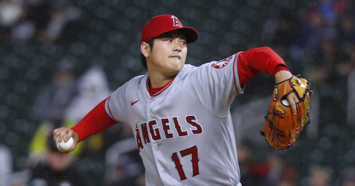 Shohei Ohtani applauds Taylor Ward who has been on a roll for the Los  Angeles Angels