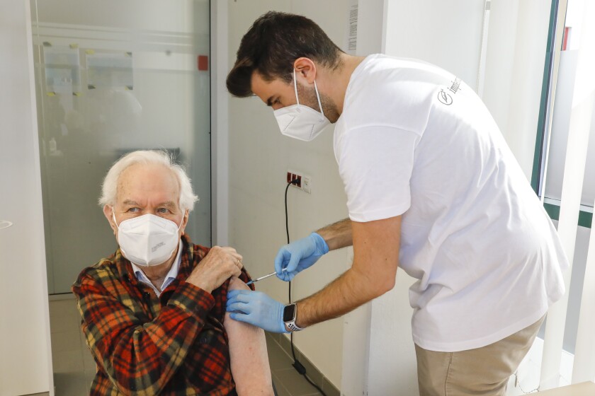 Kurt Switil recibe la vacuna de Pfizer contra el coronavirus en Viena, el 10 de abril de 2021. (AP Foto/Lisa Leutner, Archivo)