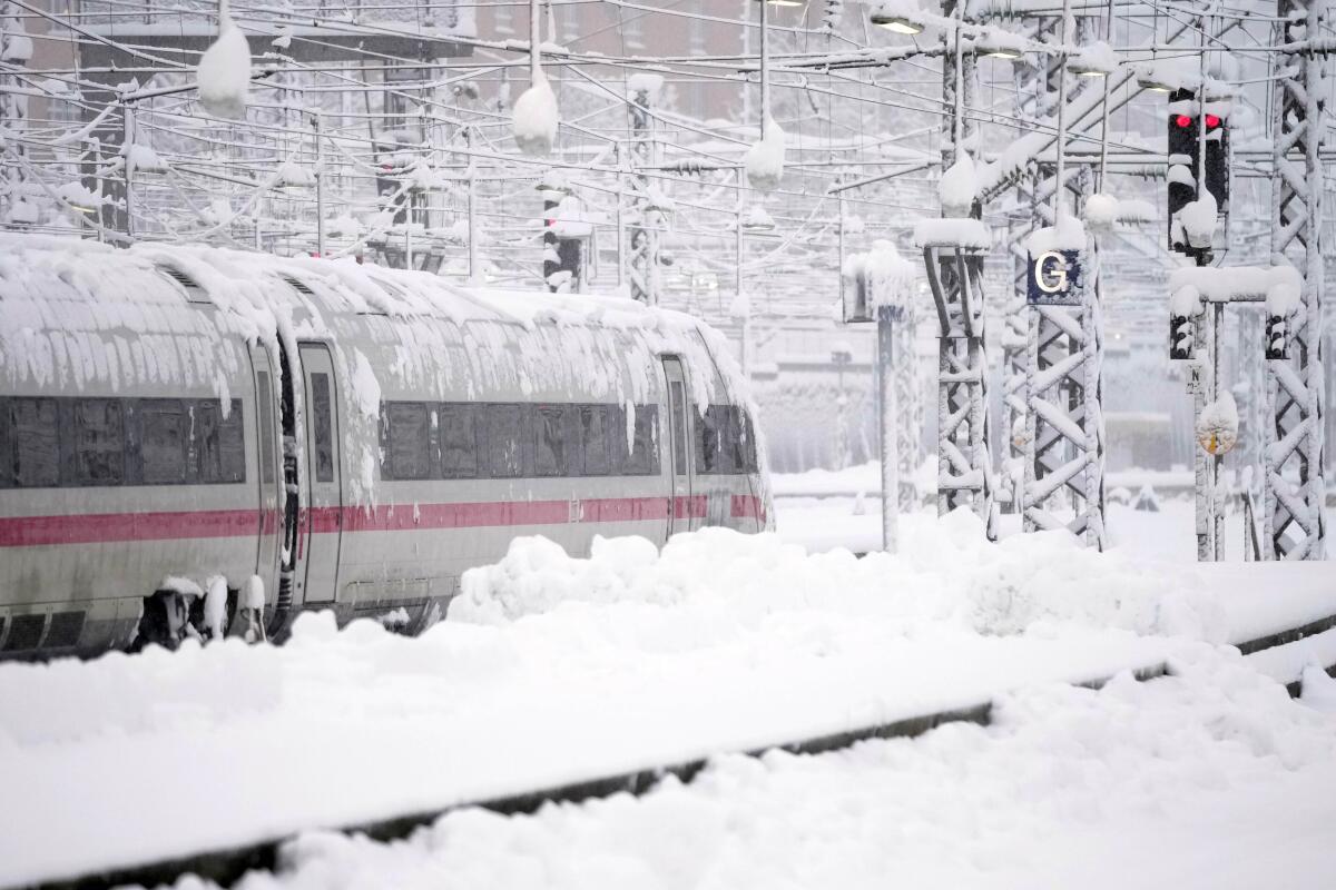 Un tren estacionada en la estación central de Múnich, Alemania, el sábado 2 de diciembre de 2023