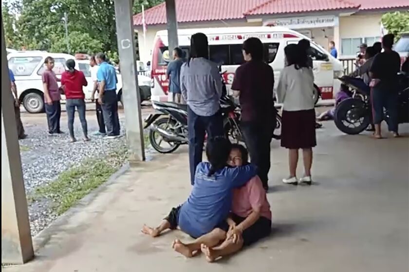 En esta imagen, tomada de un video, una mujer recibe consuelo en el exterior de un jardín de infantes donde se registró una balacera, el 6 de octubre de 2022, en Nongbua Lamphu, en el noreste de Tailandia. (Grupo de Rescate Mungkorn Sriboonreung vía AP)
