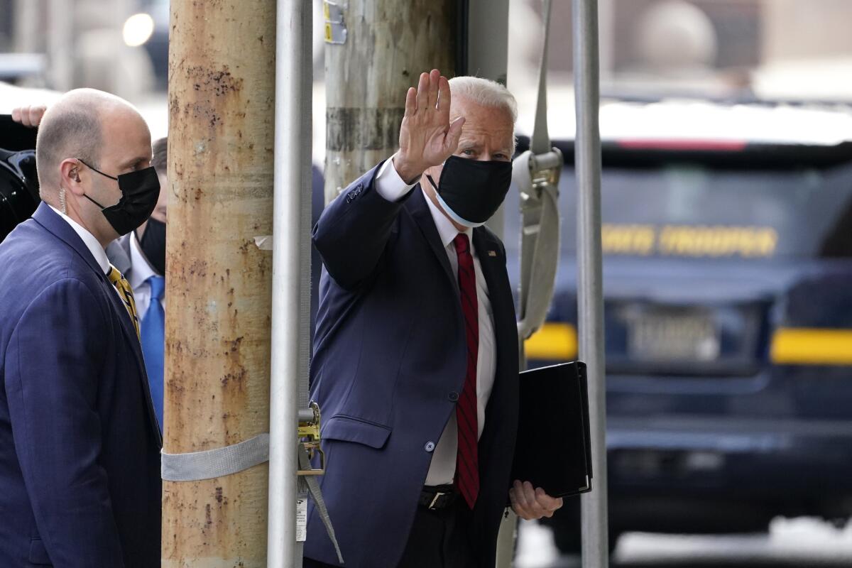 El presidente electo Joe Biden saluda a su llegada al teatro The Queen en Wilminton, Delaware.