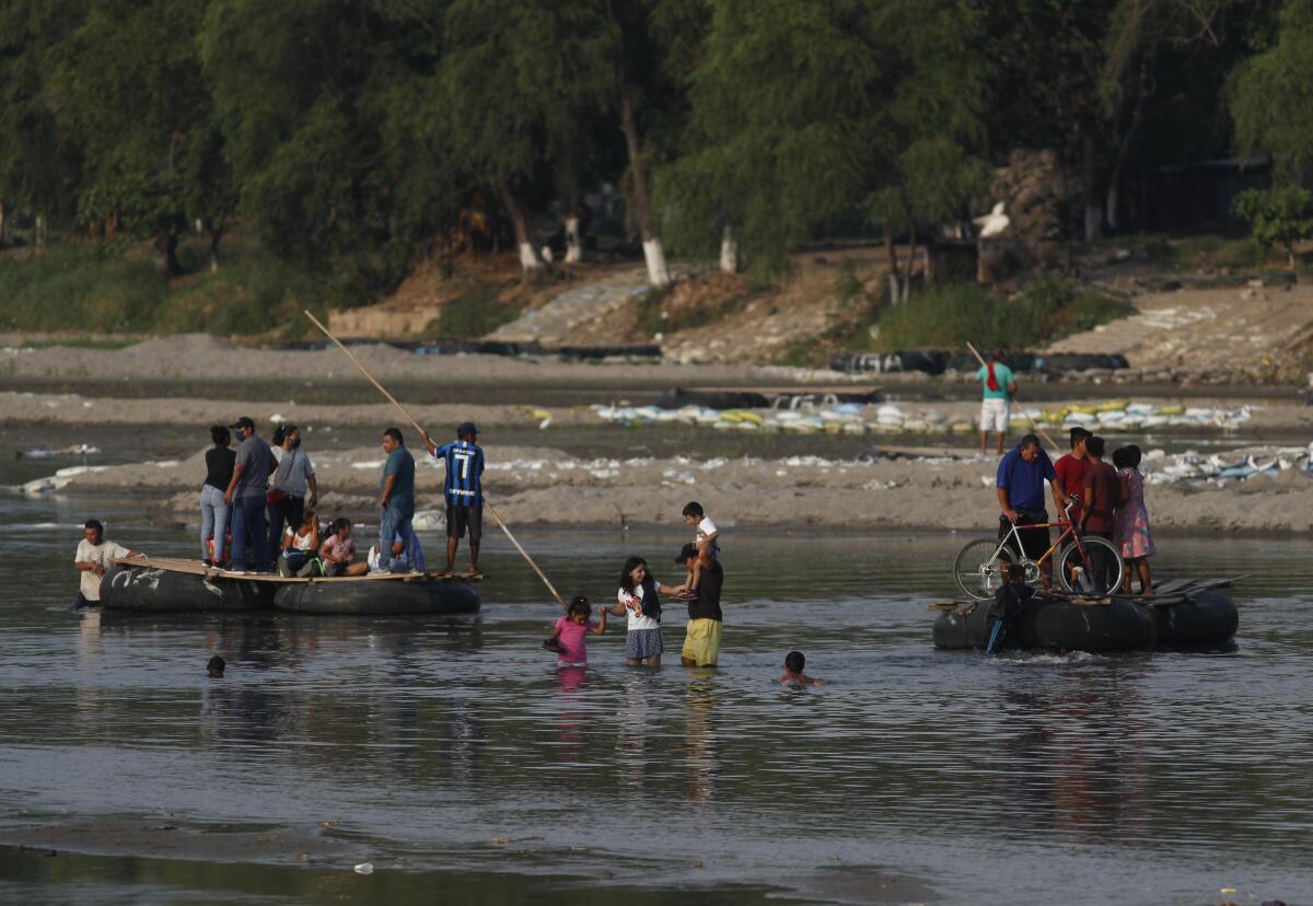 Las personas cruzan el río Suchiate, la frontera natural entre Guatemala y México