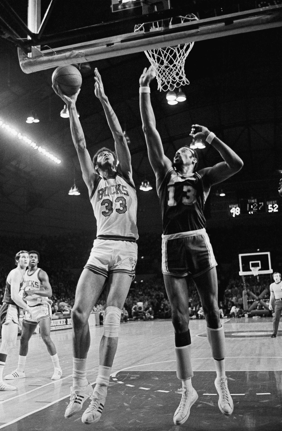 Wilt Chamberlain de los Lakers (bloquea el tiro de Kareem Abdul-Jabbar de los Milwaukee Bucks).