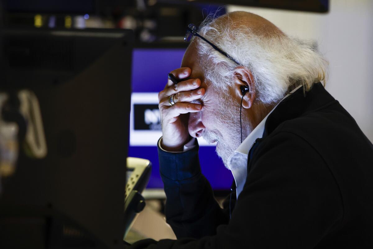 El operador Peter Tuchman gesticula mientras trabaja en el piso de la Bolsa de Valores de Nueva York, 