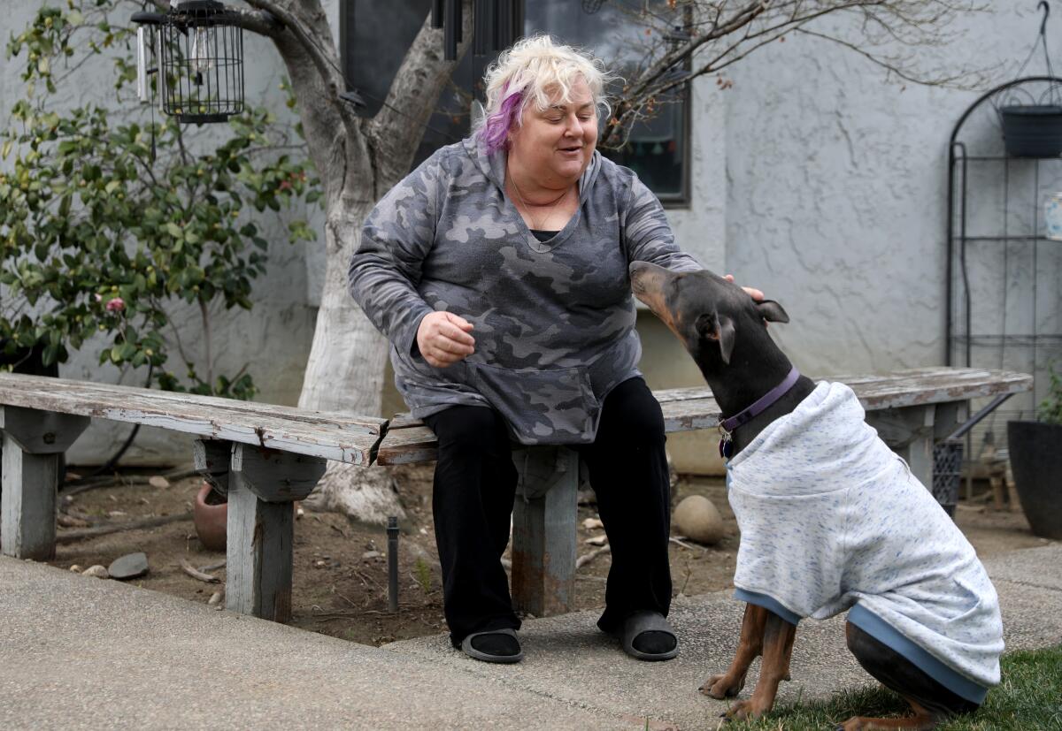 Patricia Mason y su perro, Cocoa, en su hogar en Vacaville.