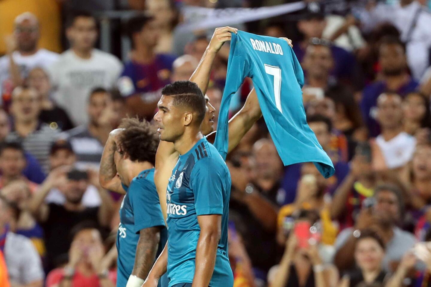 El delantero portugués del Real Madrid Cristiano Ronaldo (c) celebra su gol marcado ante el Barcelona, el segundo del conjunto blanco, durante el partido de ida de la Supercopa de España disputado en el Camp Nou de Barcelona. EFE/Toni Albir
