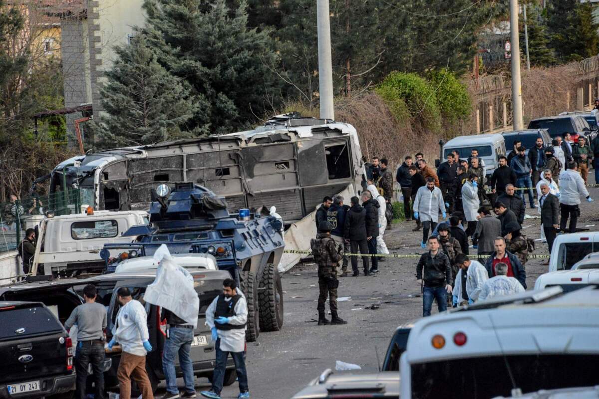 Police and civilians at the site of a bomb attack in Diyarbakir in southeastern Turkey on March 31, 2016.